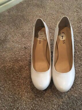 Guess White Pumps Size: 7